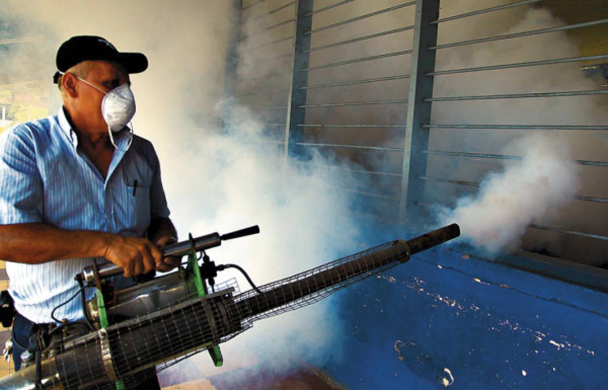 $!La fumigación en las viviendas ubicadas en colonias con alta incidencia del dengue es una de las medidas que adoptó el gobierno para eliminar los zancudos.