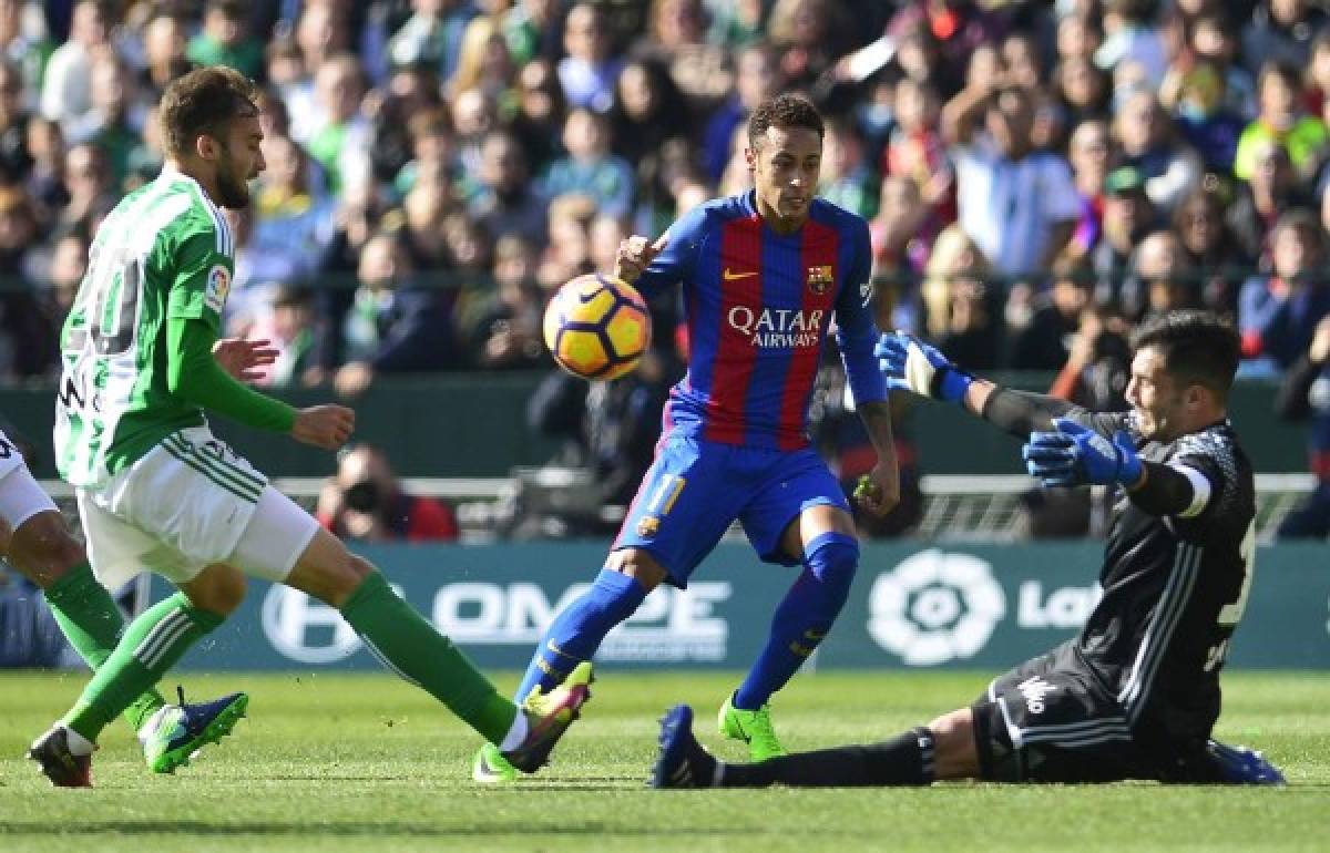 Luis Suárez salva un punto para el Barcelona ante un Betis superior