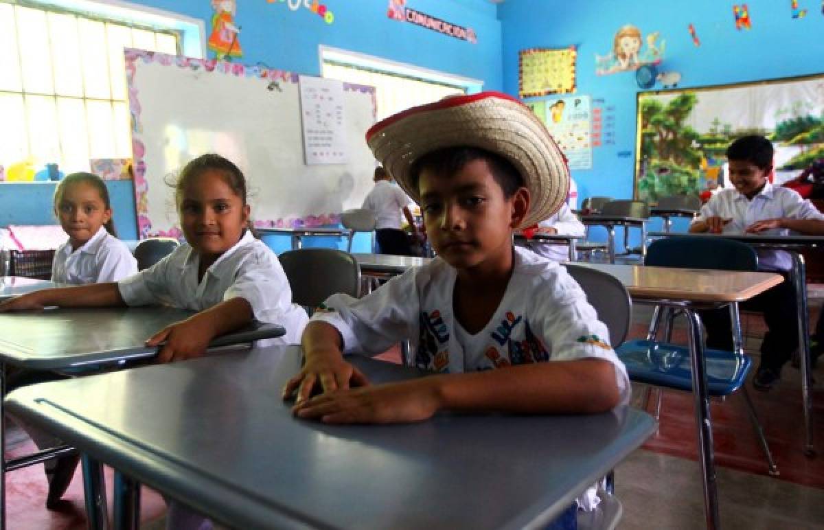 Llevamos pupitres a dos escuelas de la periferia del Distrito Central