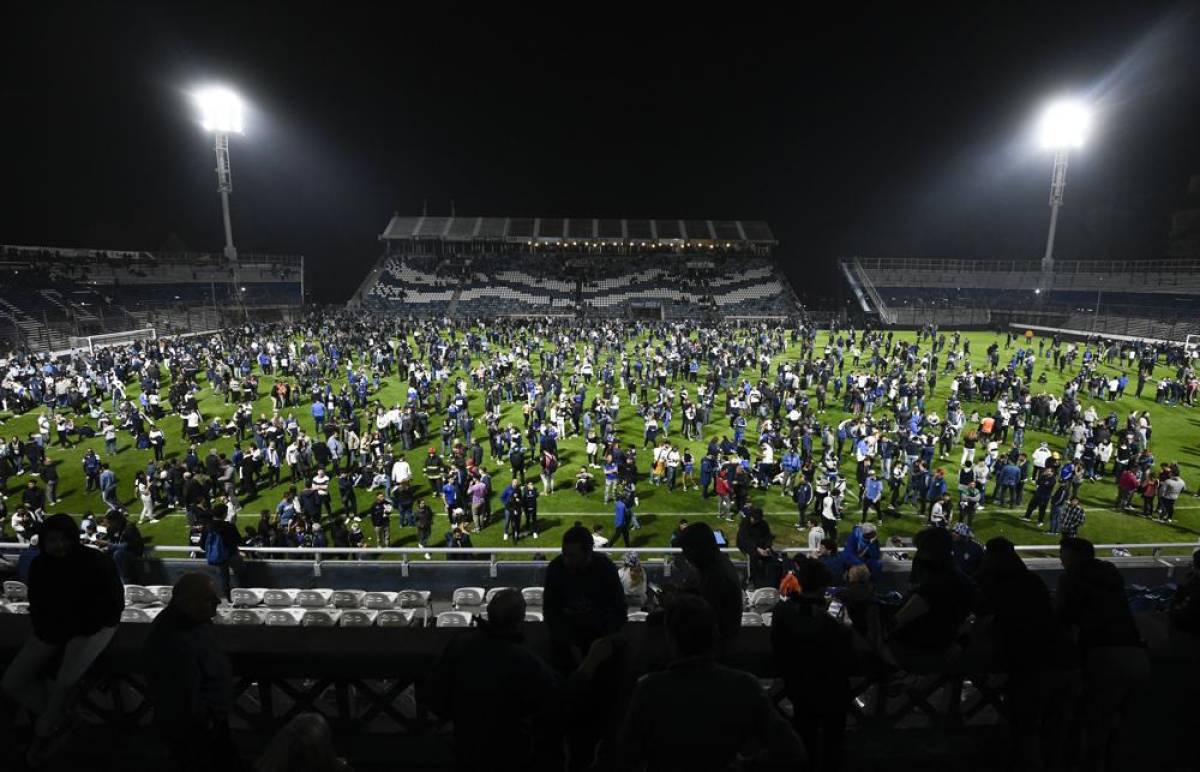 VIDEO: Las imágenes de los graves incidentes que dejaron un muerto en el fútbol argentino