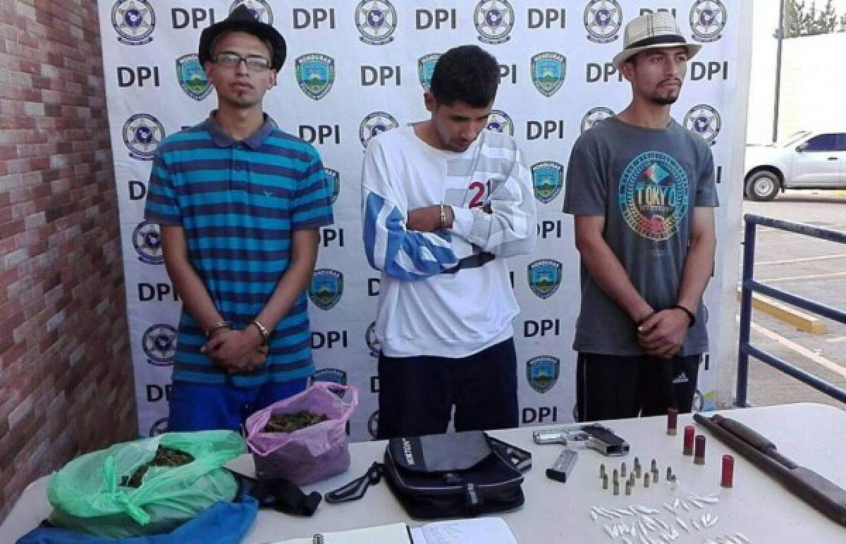 Policía captura tres integrantes de la pandilla 18 en posesión de armas y droga