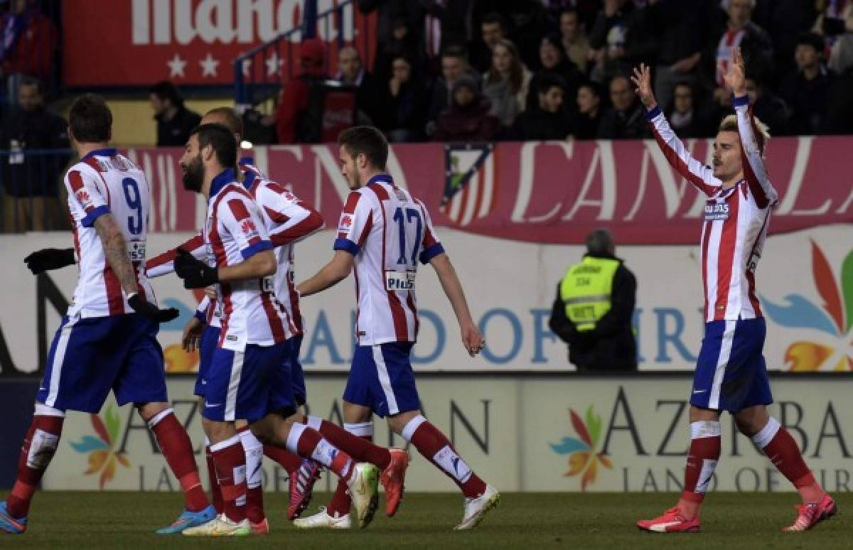 Atlético gana al Almería y recorta desventaja frente al Barça