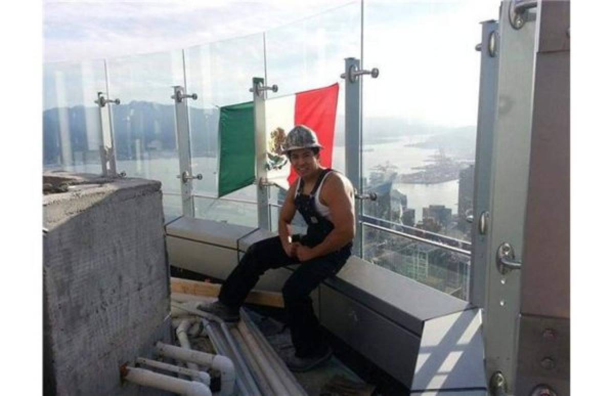 Cuelgan bandera mexicana sobre torre de Trump en Vancouver