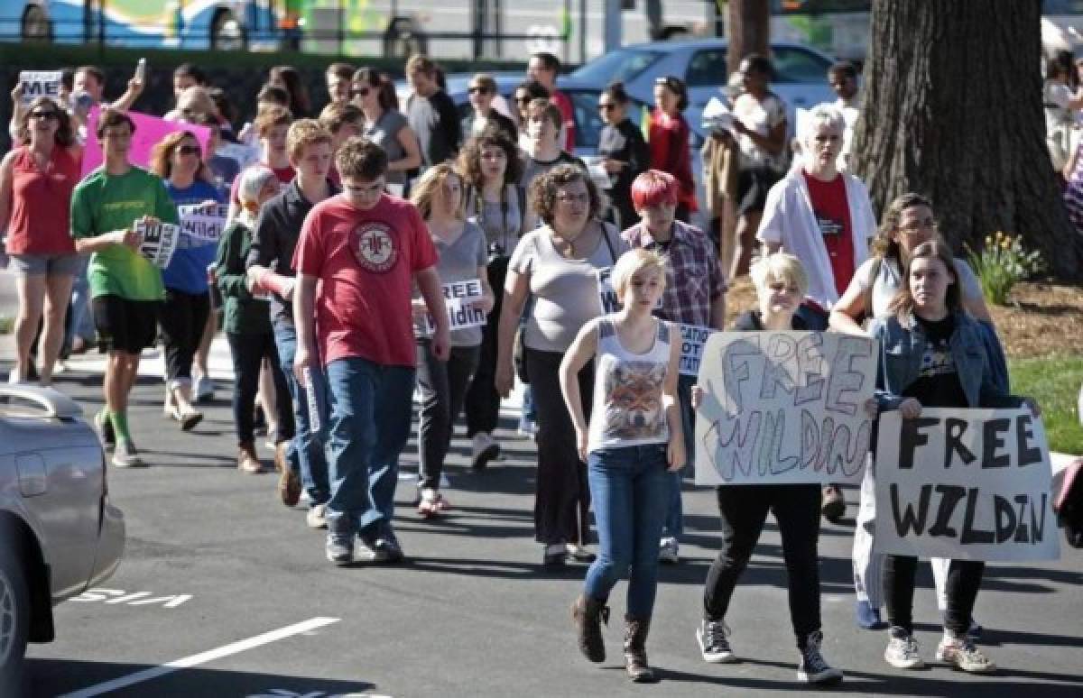 Más de 100 estudiantes de la escuela Riverside, padres de familia, maestros y otros protestaron ante la inminente deportación del joven hondureño.