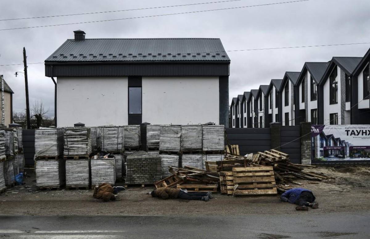 Los cadáveres yacen en una calle en Bucha, al noroeste de Kiev, el 2 de abril de 2022, mientras Ucrania dice que las fuerzas rusas están haciendo una “retirada rápida” de las áreas del norte alrededor de Kiev y la ciudad de Chernigiv.