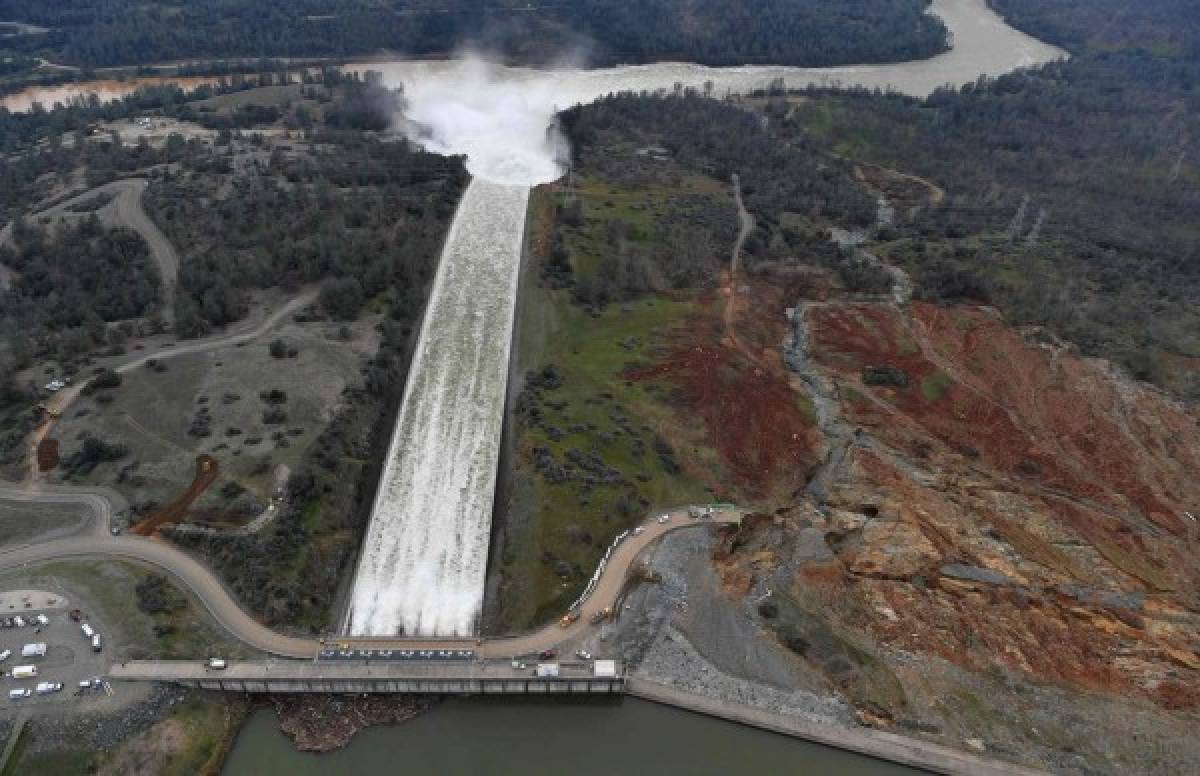 Emprenden carrera contrarreloj para reparar presa en California que dejó 200,000 evacuados