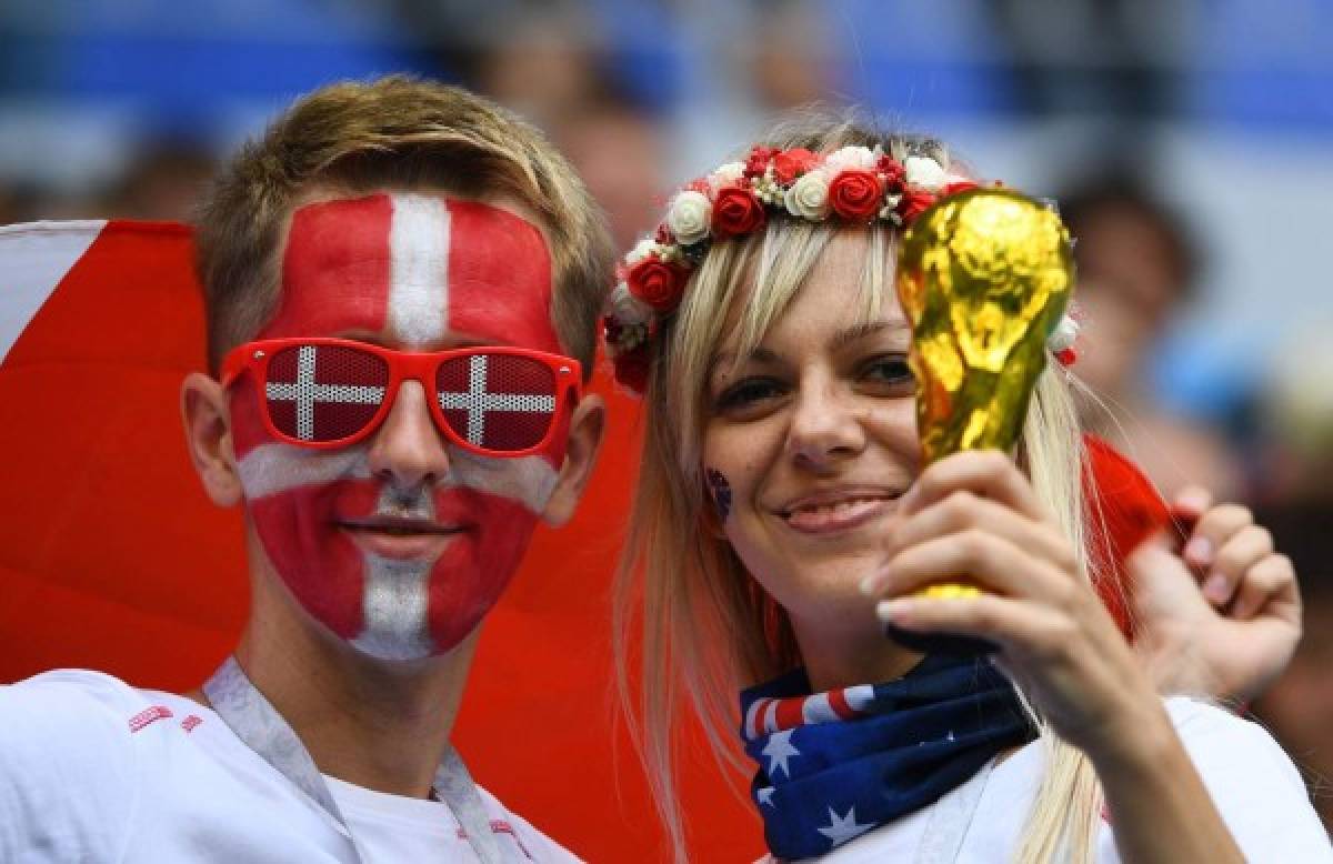 Ambientazo el que viven los aficionados en el partido de Dinamarca vs. Australia