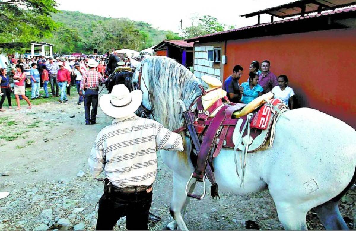 Copán tributa masiva despedida a Gauggel y su hijo