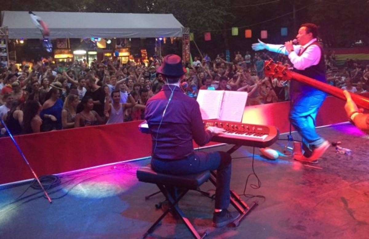 Mario Ochoa, el salsero Hondureño que pone 'ritmo y sabor' en las fiestas Europeas