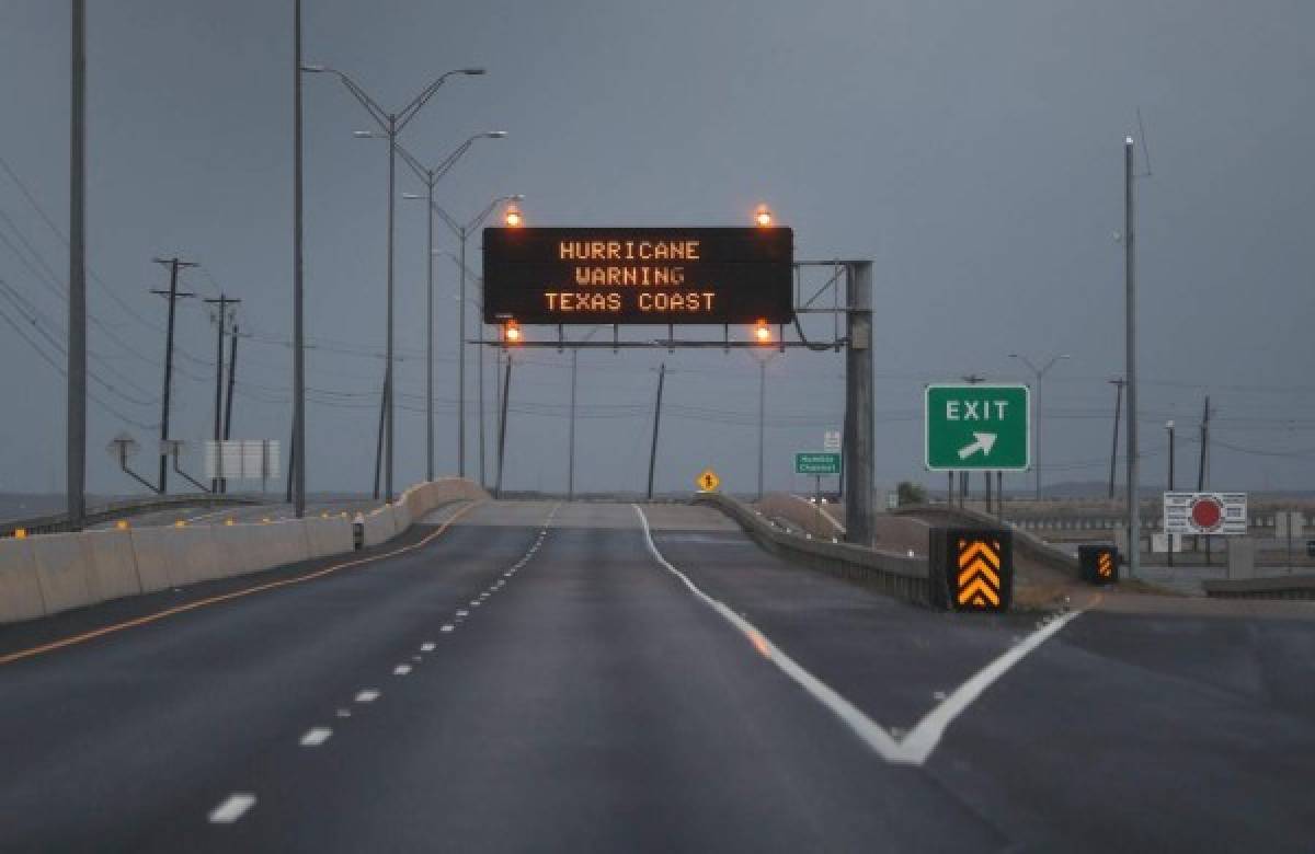 El huracán Harvey empieza a ingresar a Texas