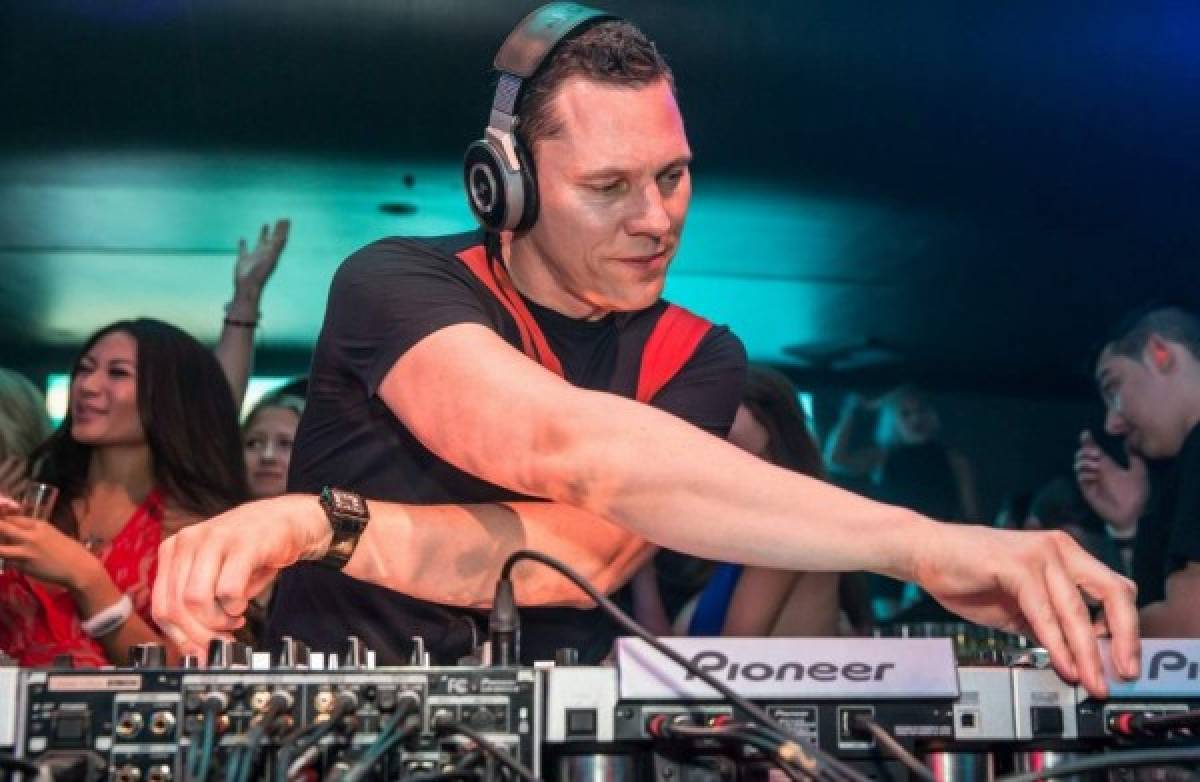 DJ Tiësto llega a sus 47 años en medio de mezclas y tornamesas