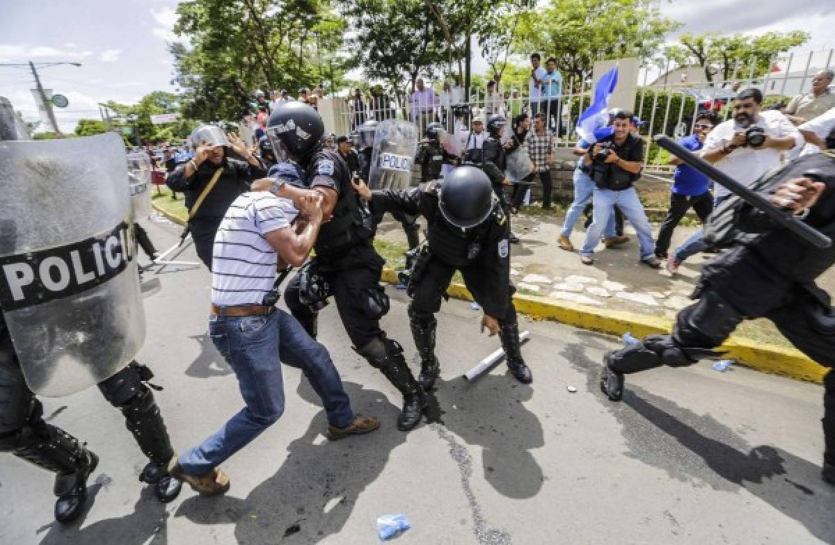 Policía reprime protesta opositora y arresta diputados en Nicaragua