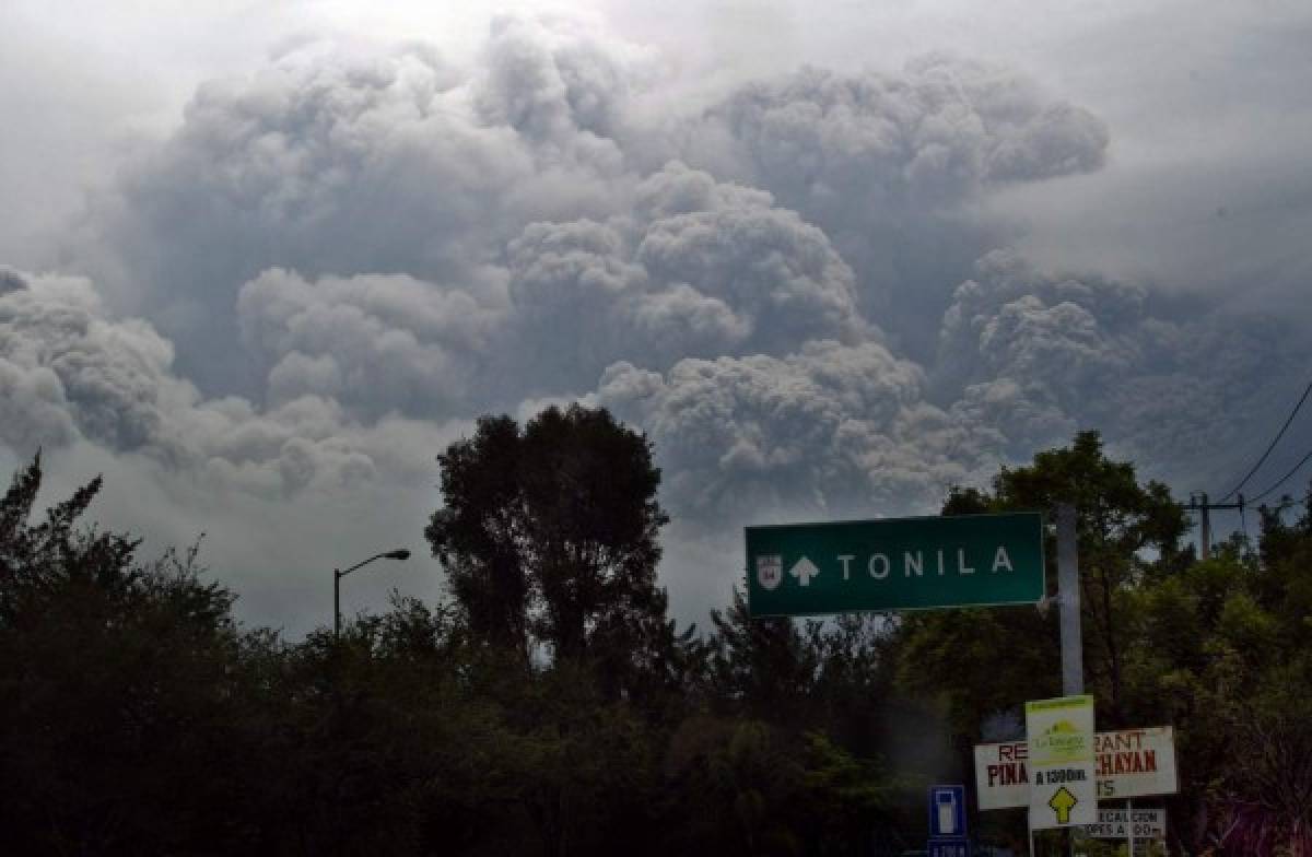 Más de 80 personas evacuadas en México por erupción del volcán de Colima  