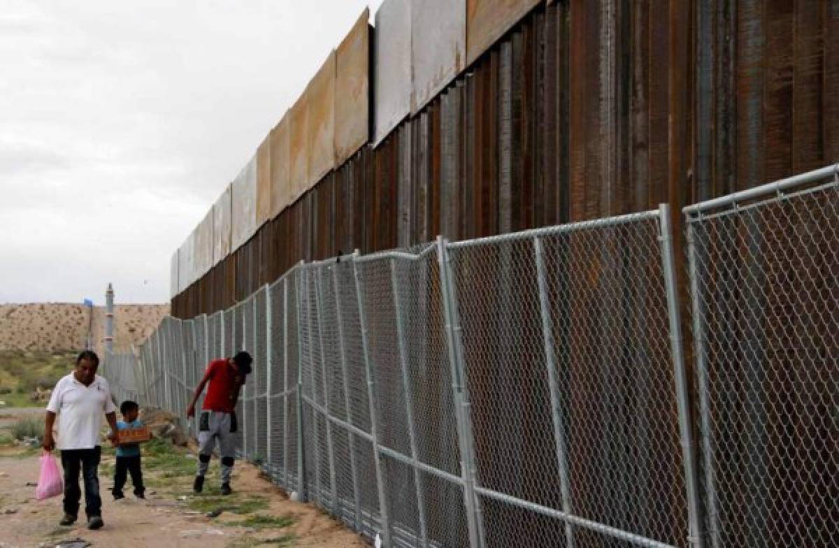 Trump insiste en encontrar una manera de construir muro con México