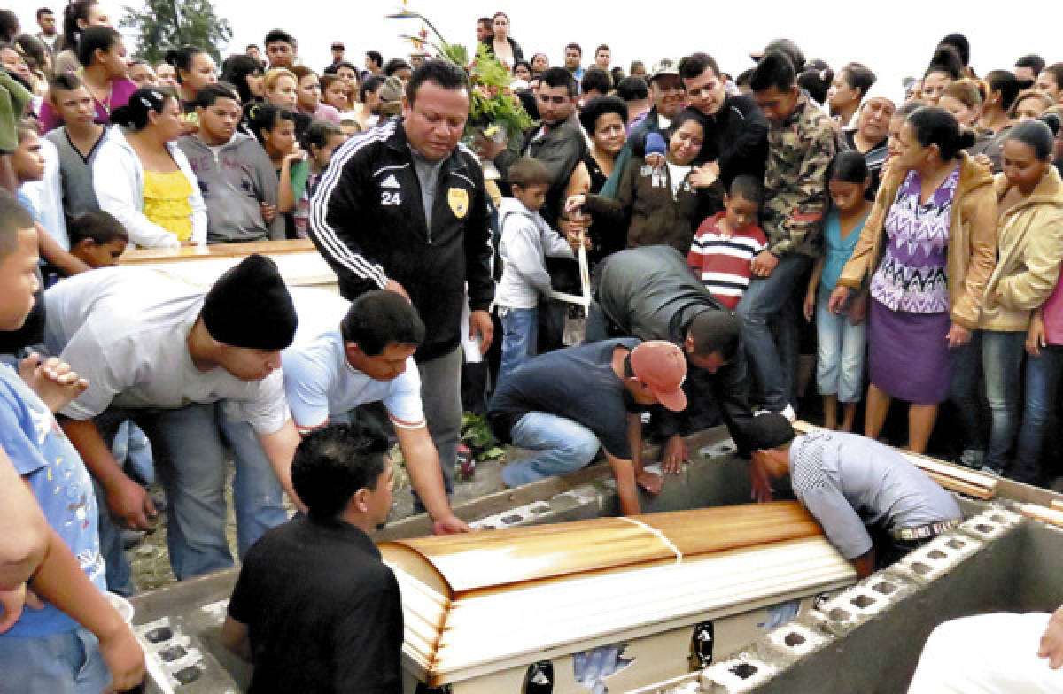 Consternación en sepelio de víctimas de tragedia