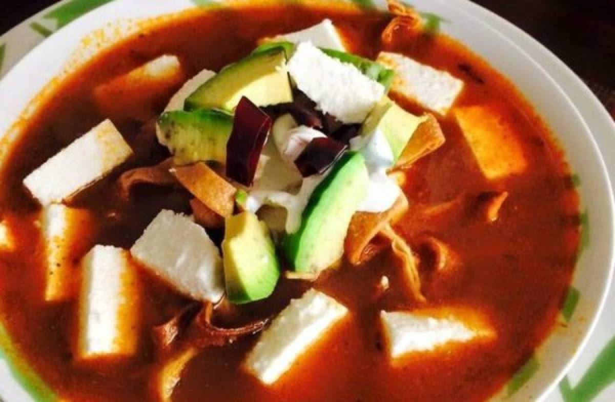 Una deliciosa sopa de tortilla en solo tres pasos