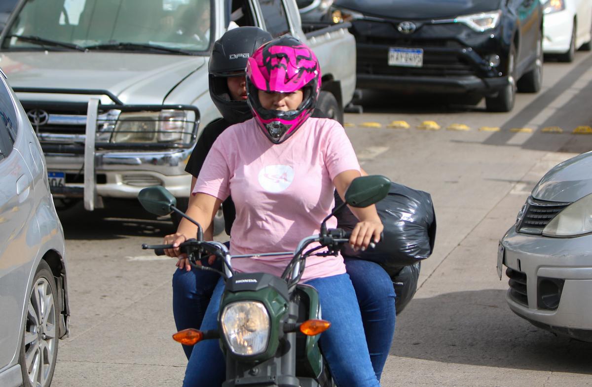 Prudencia al volante: las mujeres marcan la diferencia en el manejo de motocicletas