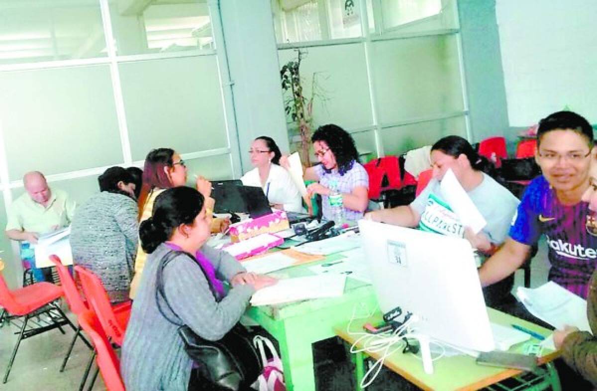 Más de 16,000 docentes pelearán por 7,383 plazas