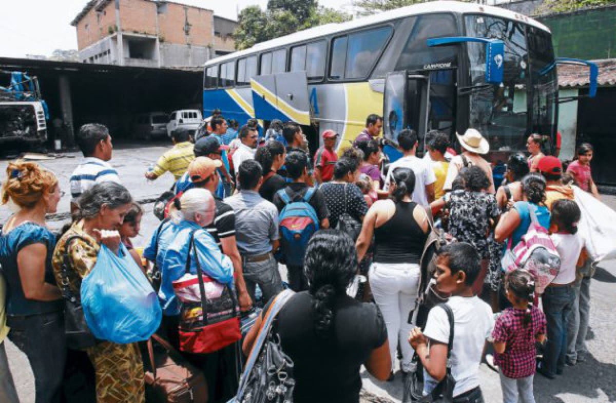 Capitalinos llenan terminales a pesar de altos costos