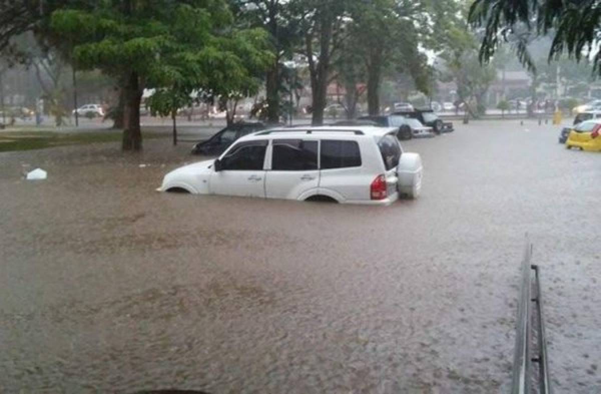 Caos en Costa Rica por torrencial lluvia