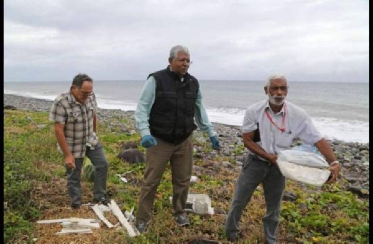 Hallan restos de asientos y de ventana en isla de La Reunión