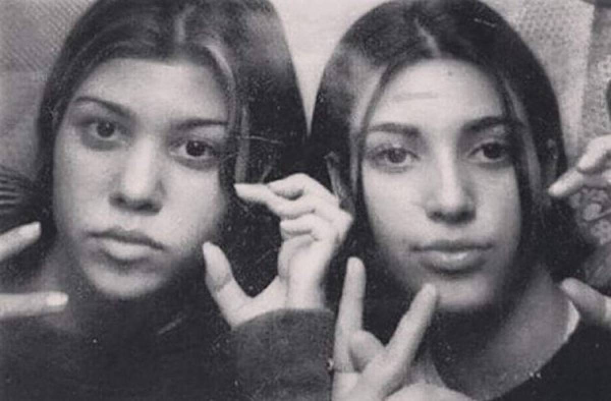 Ambas lucen muy diferentes a la actualidad. Así se veían Kourtney y Kim cuando eran adolescentes. Foto cortesía Instagram