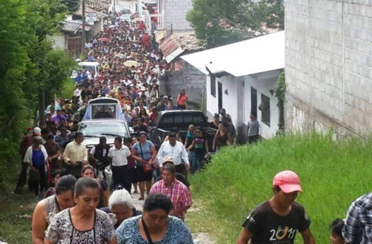 Multitud despide a líder comunitaria Lesbia Yaneth Urquía Urquía