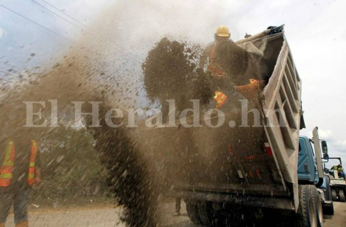 A inmediaciones del Cerro de Hula se tira una capa de material selecto para luego colocar el concreto hidráulico.