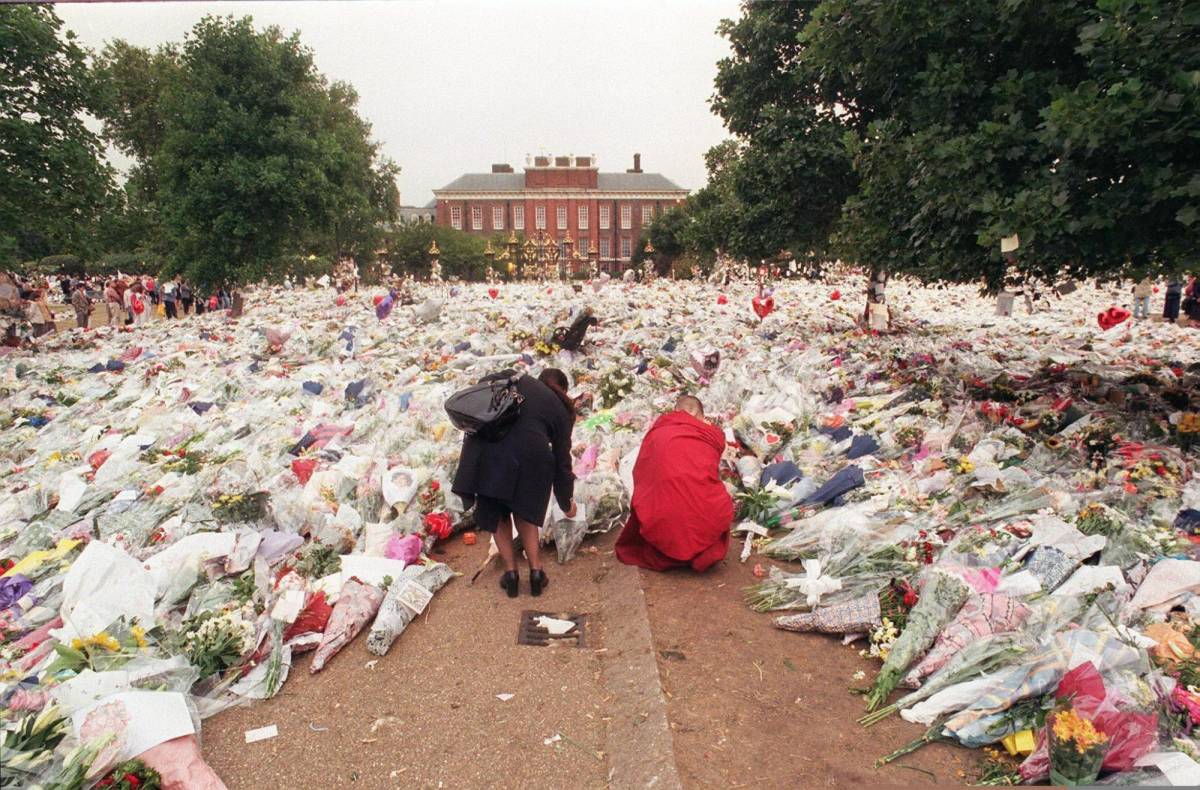 Un mar de flores taparon la entrada principal del palacio de Kensington tras conocerse la muerte de Diana.