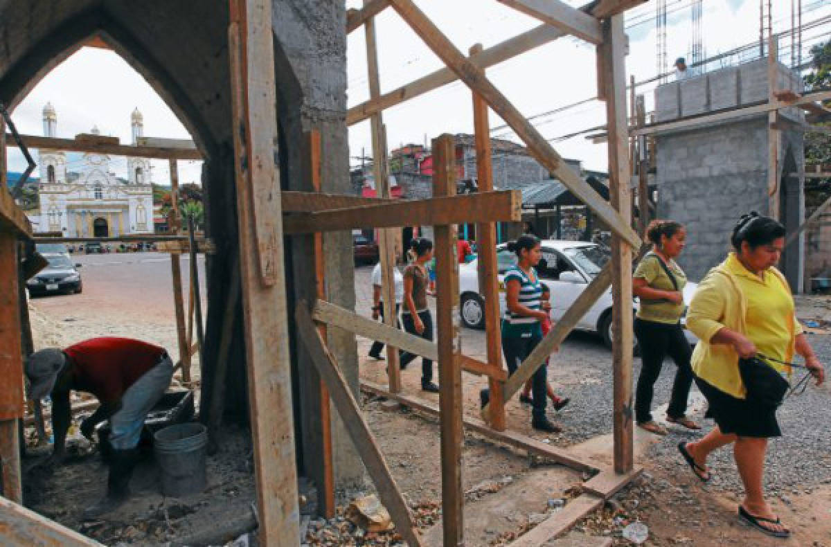 Indios laboríos edifican muro en honor a la Morena