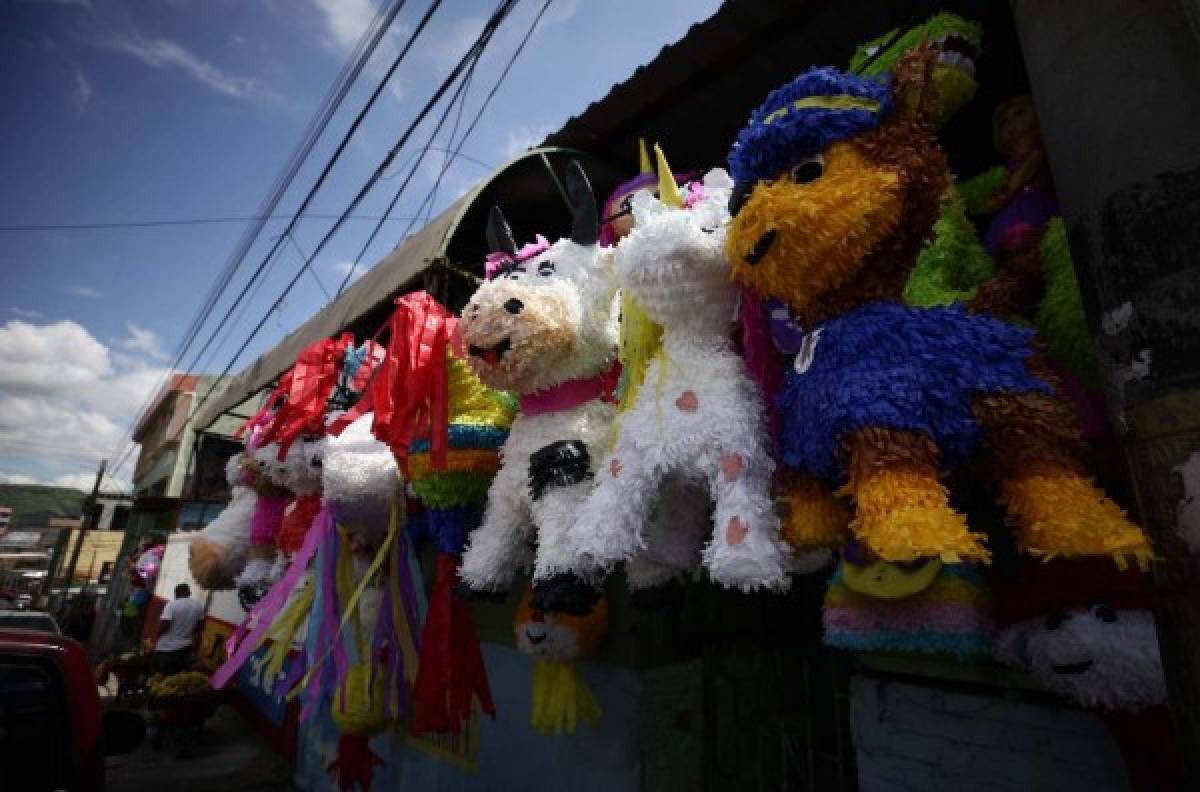 Los artesanos de la diversión se resisten a dejar de vender piñatas