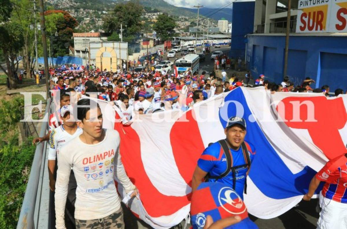 ¡Espectácular llegada de la Ultra Fiel al Estadio Nacional!