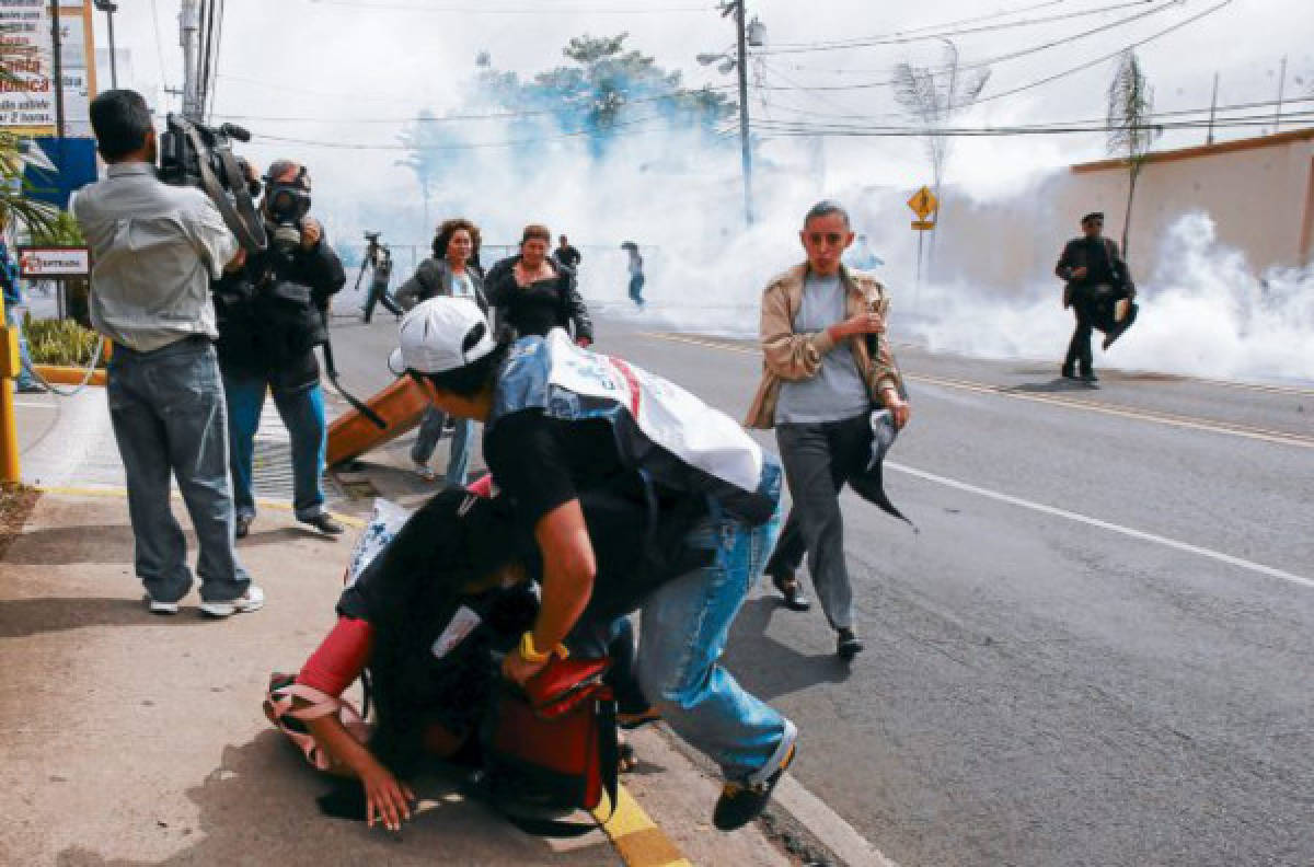 Violento desalojo y gases contra protesta de periodistas frente a Casa Presidencial