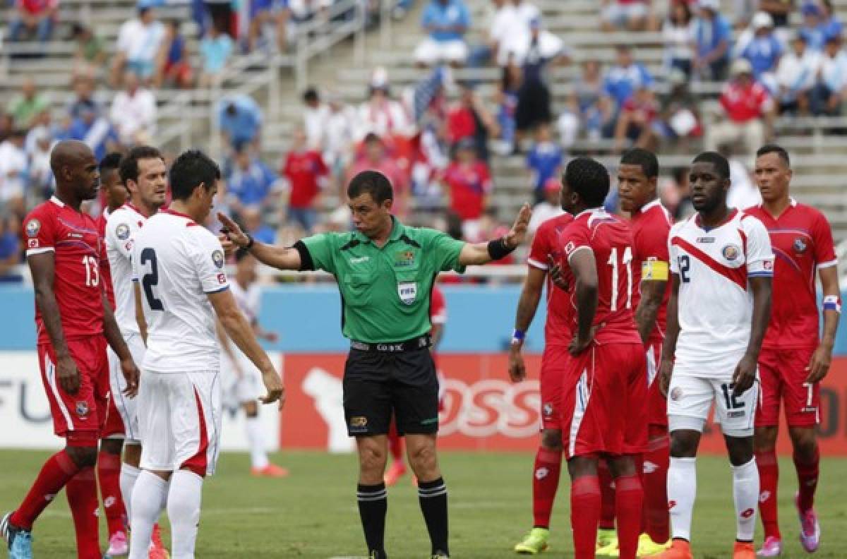 El árbitro Joel Aguilar realizó un trabajo lleno de polémica en la edición de 2014. (Foto: Agencias/ EL HERALDO Honduras / Deportes EL HERALDO )