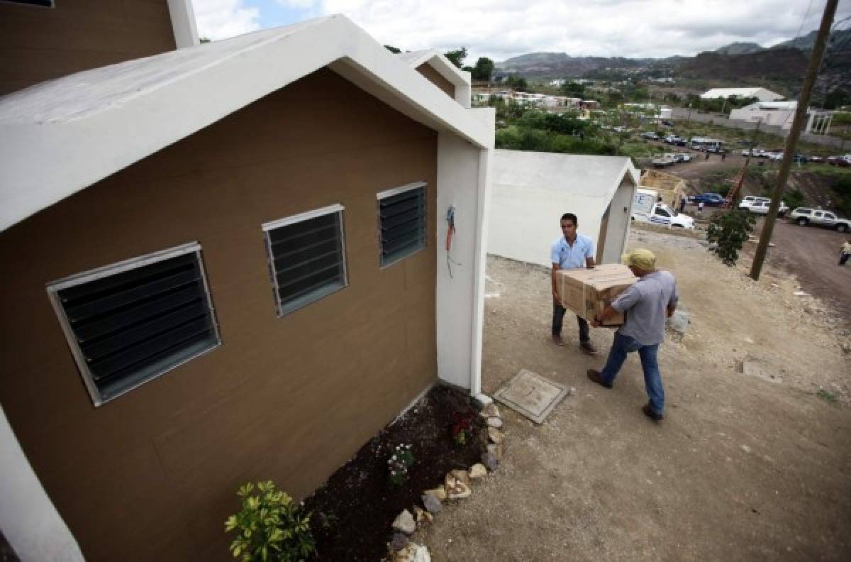 Siete familias hondureñas reciben la llave de su casa