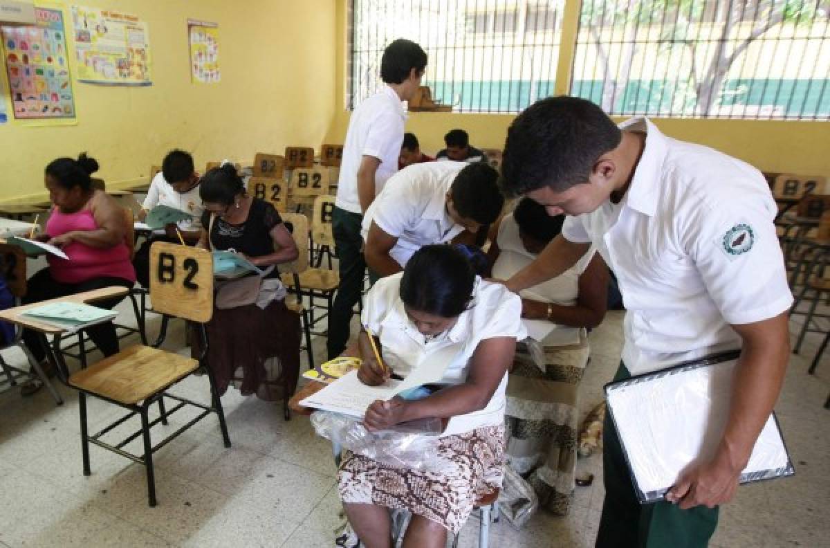 Honduras: Unos 60 mil estudiantes tendrán que alfabetizar adultos este año