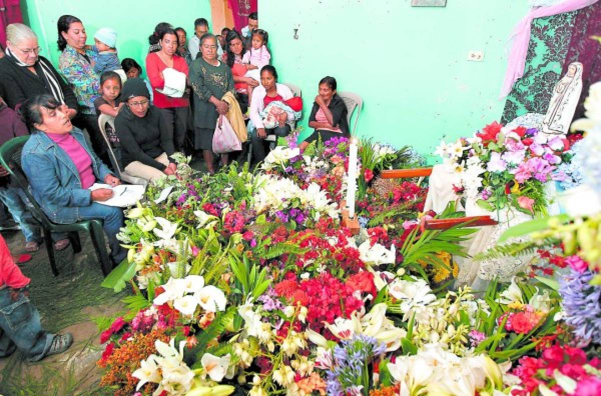 Virgen María, reina de las flores