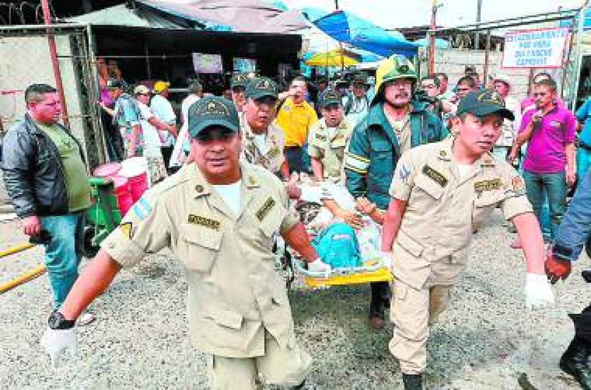 Una ola de fuego devorÃ³ nueve de las 41 glorietas que operan en la Feria del Agricultor y el Artesano al explotar chimbo de gas ,Socorristas trasladaron a mÃ¡s de 60 heridos a diferentes hospitales.