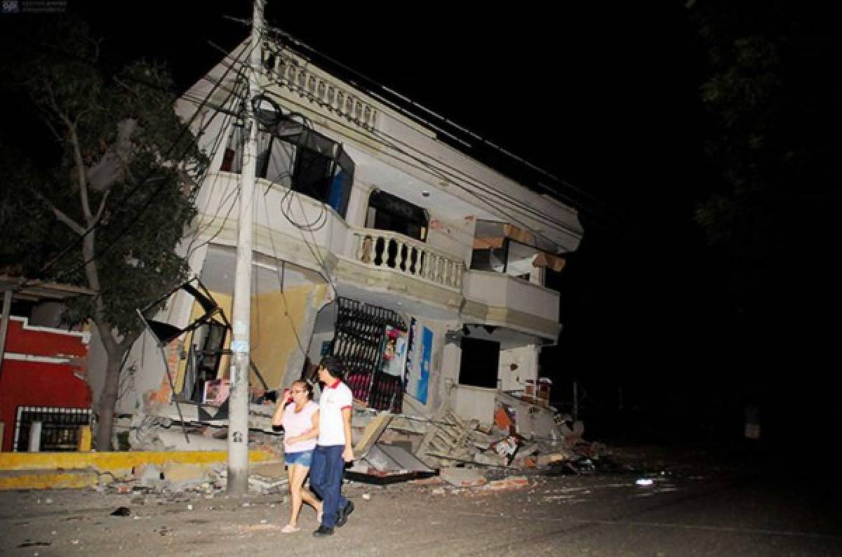 Sube a 646 la cifra de muertos en Ecuador por potente sismo