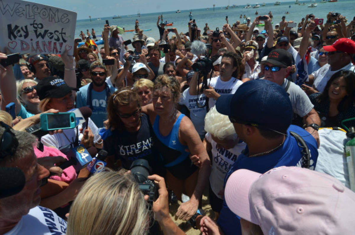 Diana Nyad cantó y contó durante travesía a nado entre Cuba y Florida