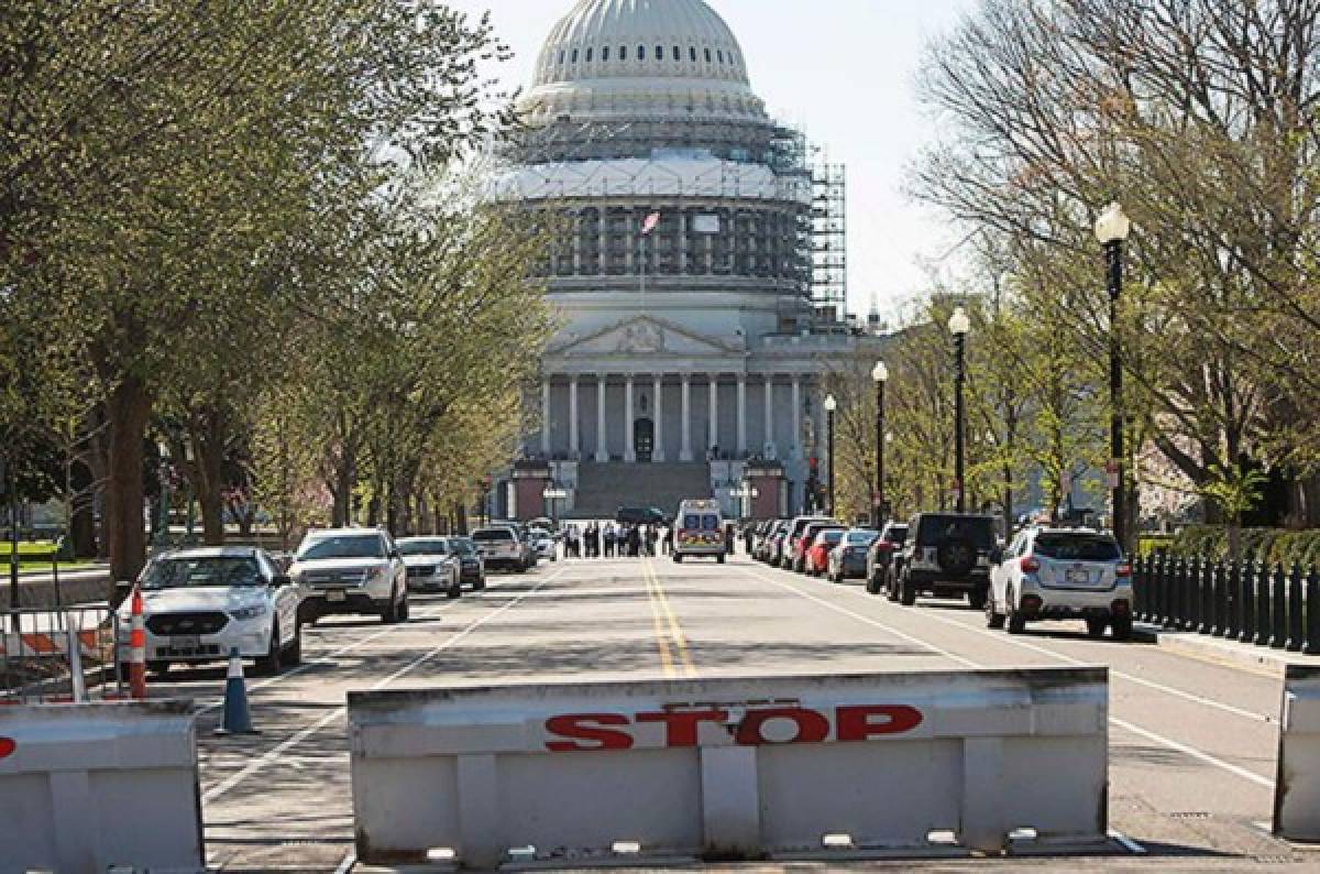 Sospechoso de ataque en Capitolio de EEUU sacó un arma y la policía le disparó