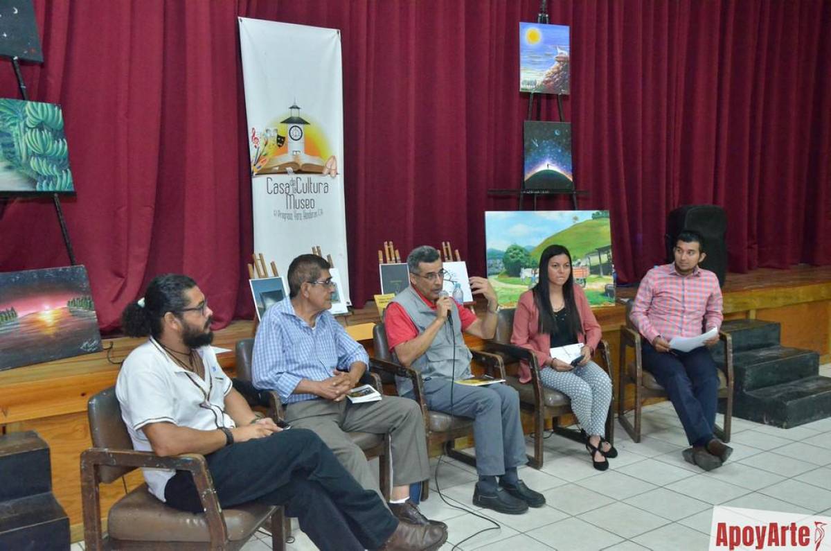 Poetas hondureños también tuvieron la oportunidad de disertar sus libros ante la audiencia.