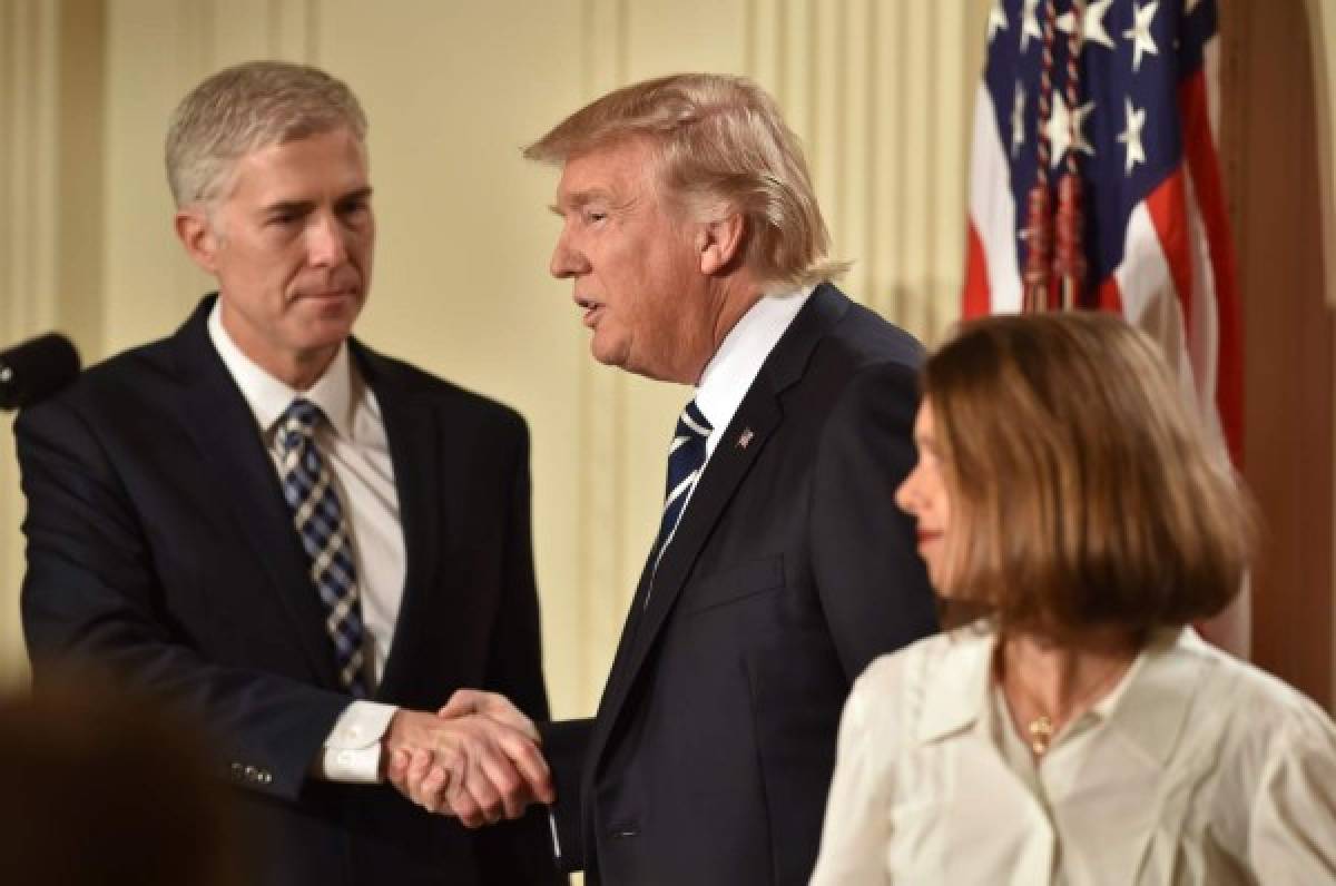 Juez Neil Gorsuch estrecha la mano con el Presidente de Estados Unidos Donald Trump después de ser nominado para la Corte Suprema. Foto AFP