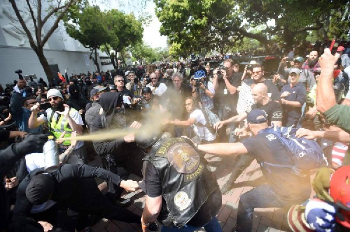 La Policía lanzó gases lacrimógenos para dispersar las peleas. Foto AFP