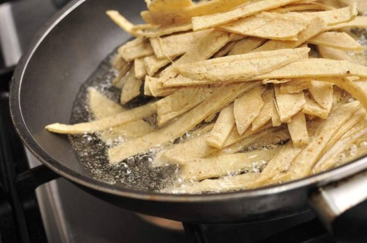 Una deliciosa sopa de tortilla en solo tres pasos