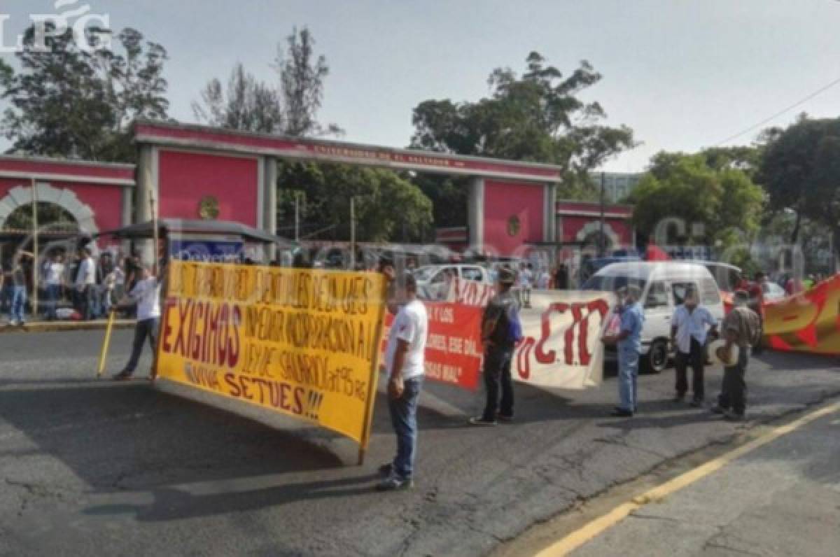 Miles de trabajadores salvadoreños marchan en demanda de mejor salario