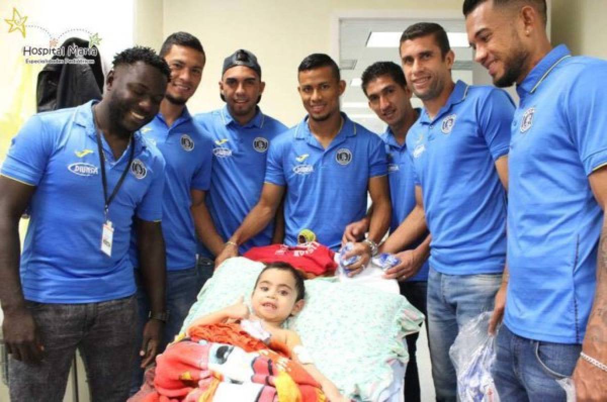 Los jugadores de Motagua visitaron a los niños del Hospital María