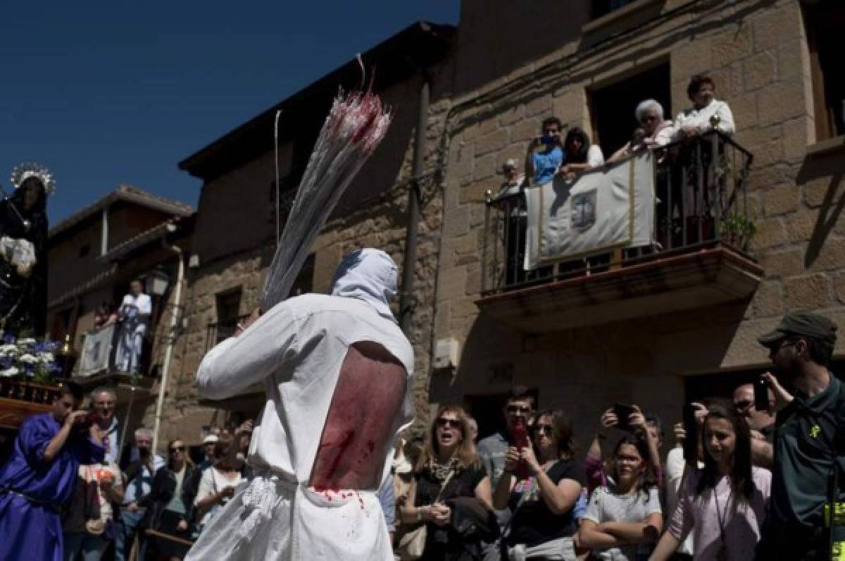 Clavados de verdad en cruces: el extremo y real víacrucis en Filipinas