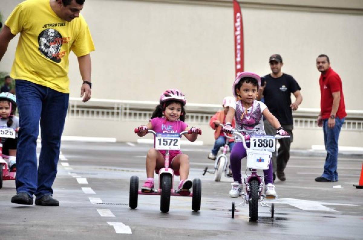 Pasarela deportiva en la Vuelta Ciclística Infantil