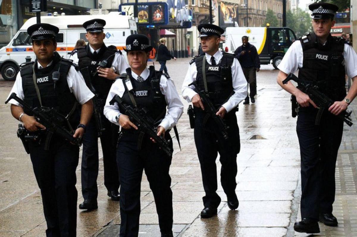 Jugador de la Premier League de Inglaterra es detenido en pleno entrenamiento